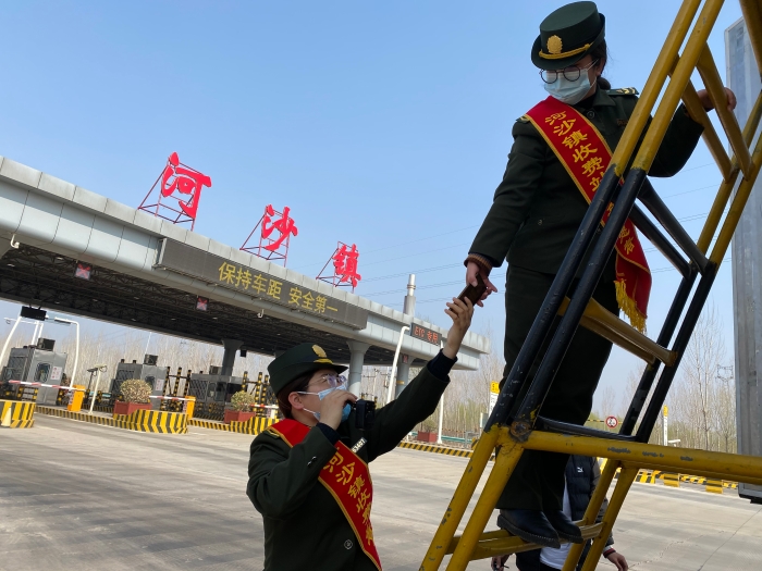 石安高速河沙镇站绿通验货姊妹花，摄影杨利芳