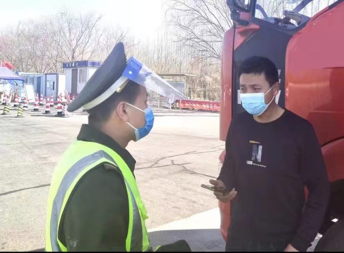 衡水西站查获无证联合收割机 耐心讲解政策堵漏保增收