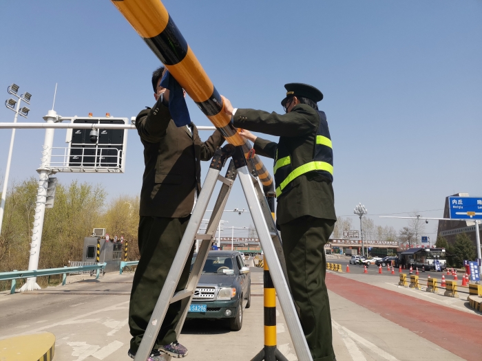 4月1日，内丘站粉刷限高架升级站口容貌