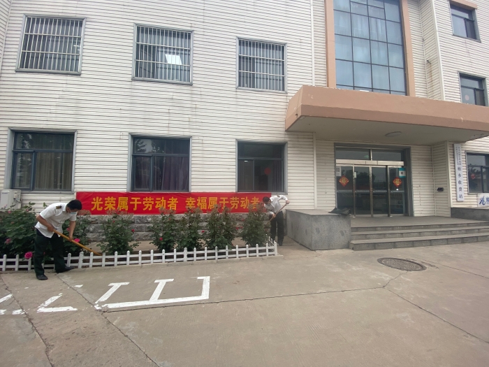 2022-4-30  柏乡站劳动节前组织职工对站区杂草进行清理，摄：宿静
