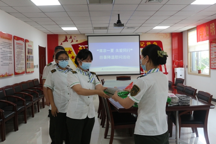 2022-7-8栾城东站开展“清凉一夏关爱同行”防暑降温慰问活动