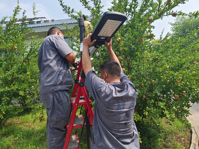 2022-8-1-高邑站-烈日下的坚守：维修站区照明系统3