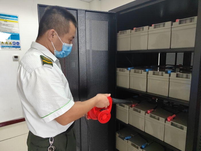 2022年9月8日，沙河站对电源设备室进行除尘维护，摄：王蒙蒙