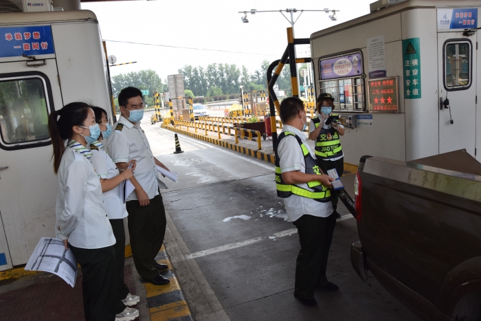 迁安收费站严抓绿通核验助力四个专项治理行动