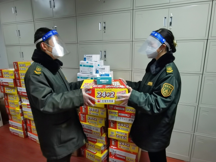 邯郸南收费站：冬送温暖，情满站区