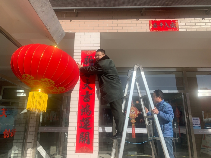 大广分公司霸州收费站：贴满中国红欢喜迎新春