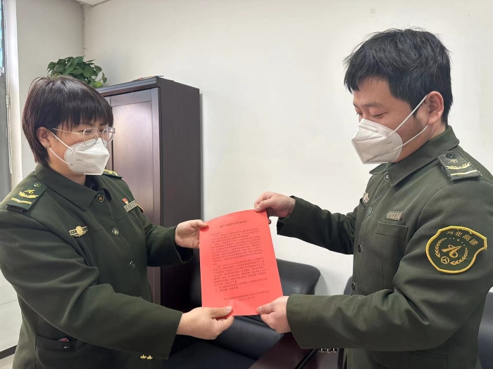 给退役军人种兆林发放慰问信