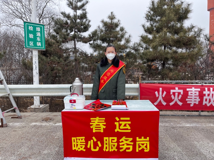 2023-1-14-高邑收费站：“暖心服务岗”助力司乘舒适出行，摄：王凯静 (1)