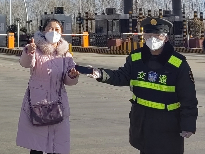 2023-1-24，河沙镇站将手机交给失主，摄影常雪涛