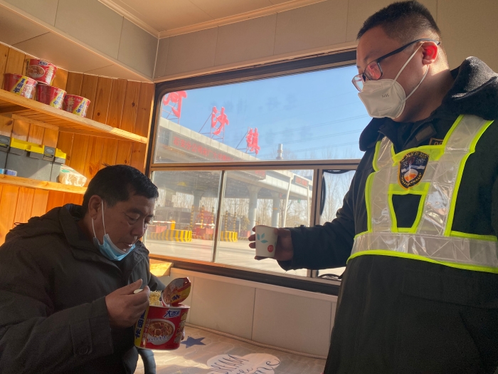 河沙镇站为司乘泡面，摄：杨利芳