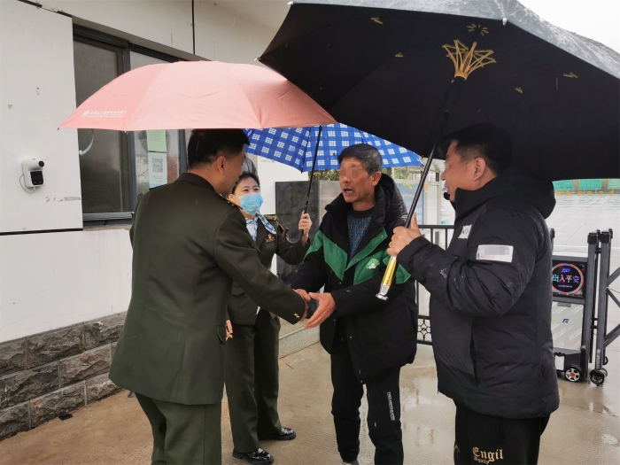 邢台收费站冒雨挽救情绪异常少女 (2)