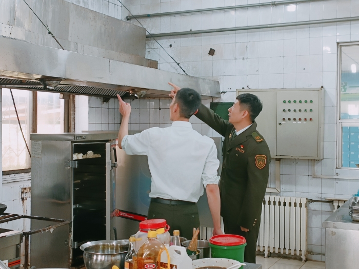 主要负责人对食堂安全进行检查