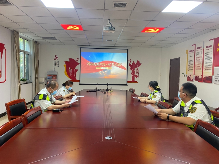 2023-05-14，河沙镇站收费班组观看劳模冯静静事迹视频，摄影杨利芳
