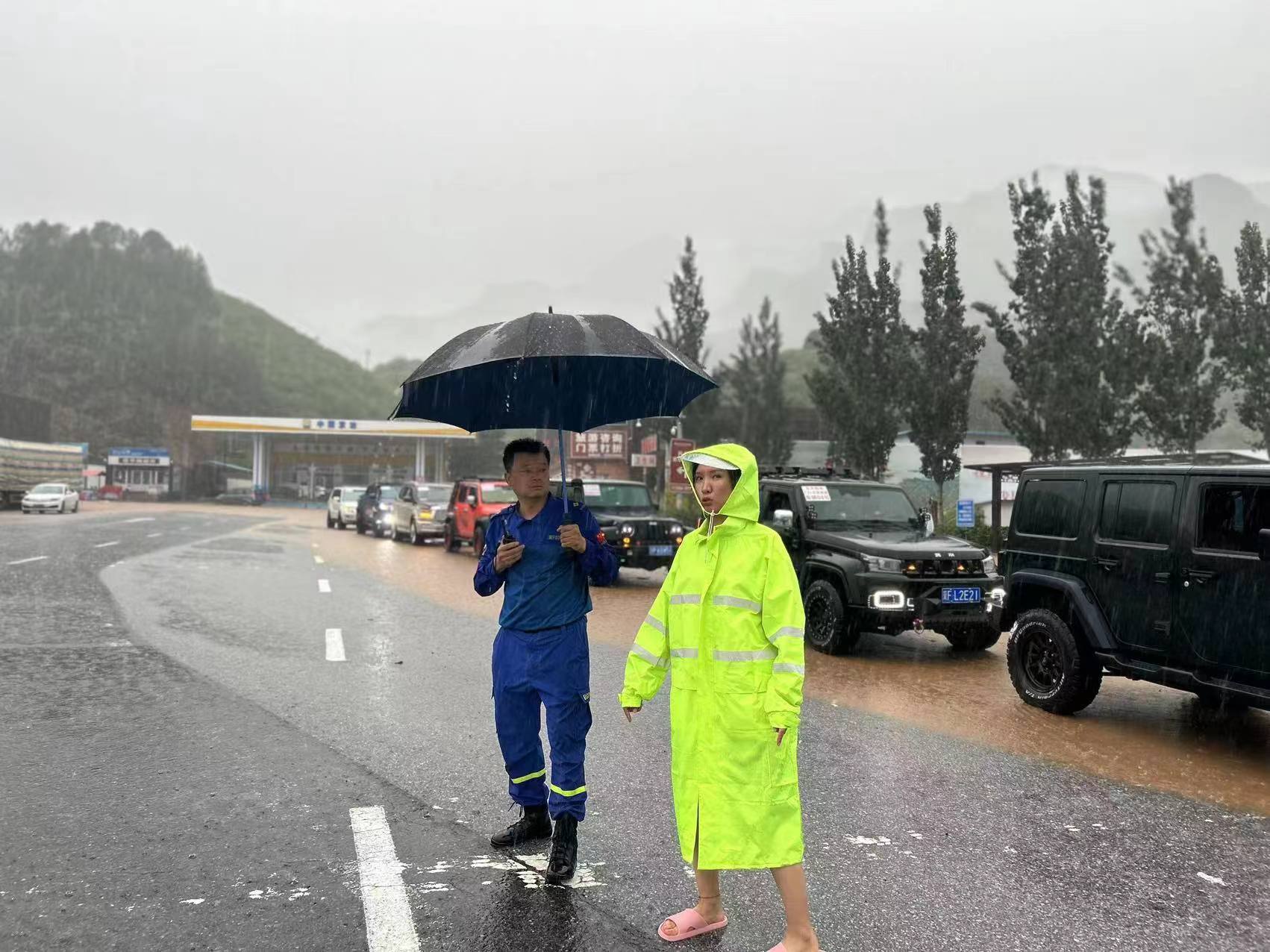 百里峡收费站阴雨天送去的温暖 - 情暖高速