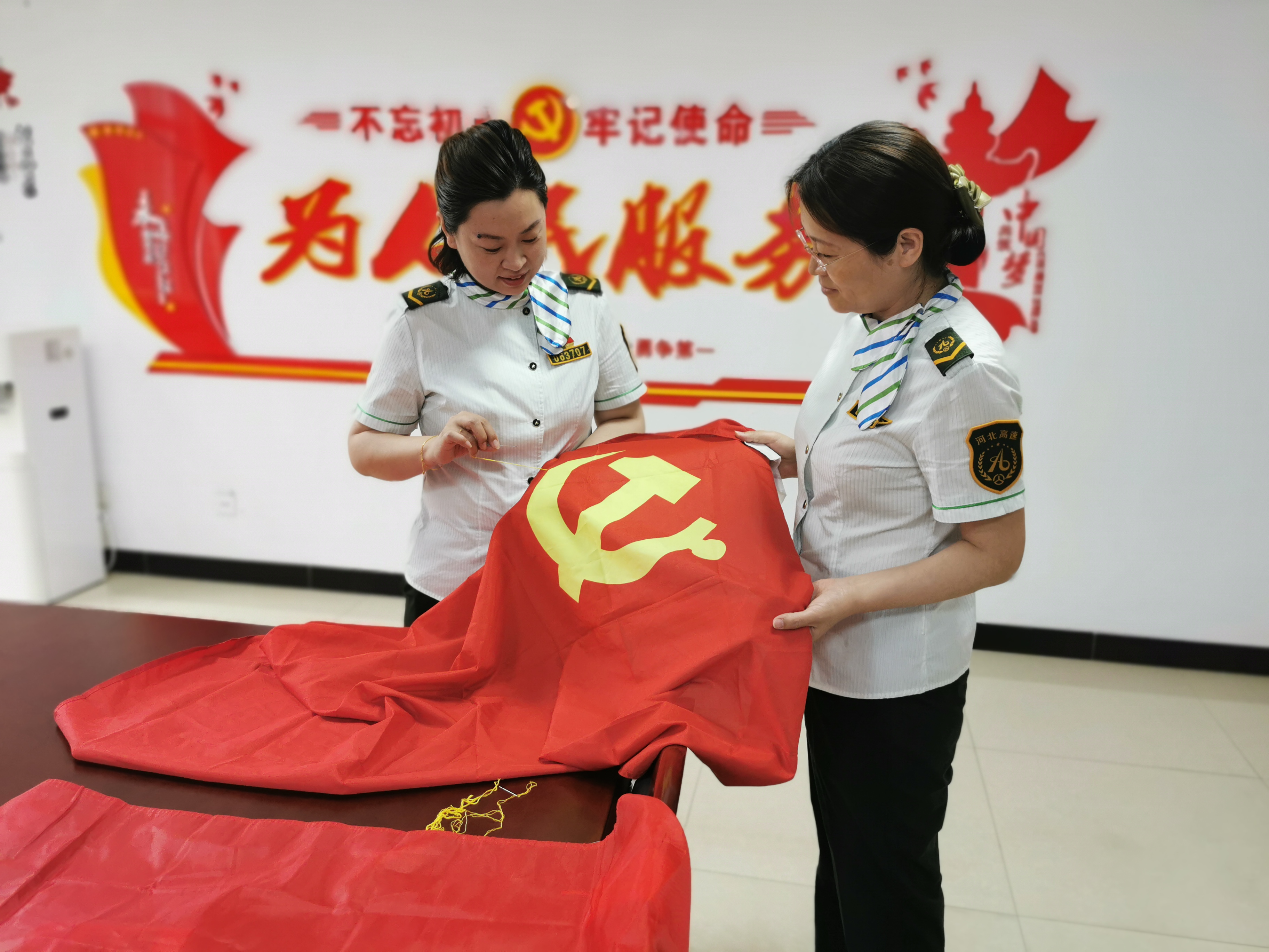 【一等奖】《手工绣党旗》