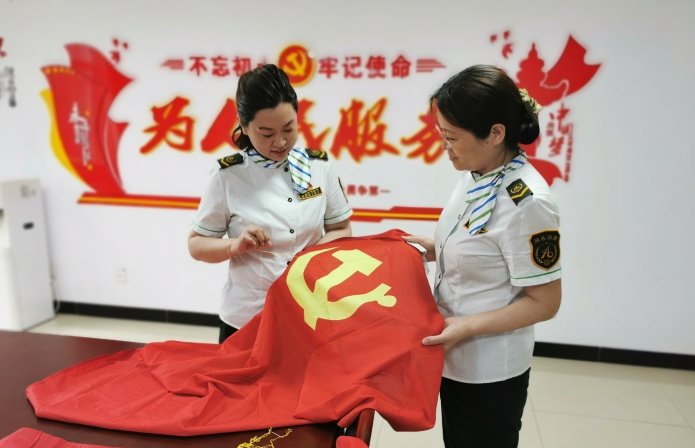 【一等奖】《手工绣党旗》