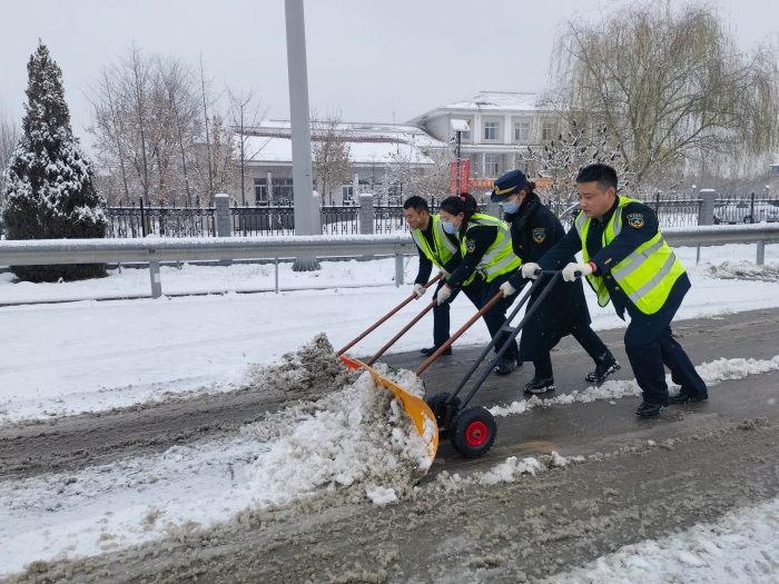 大广分公司霸州收费站：全员除雪%20保障安全出行——霸州站申红波