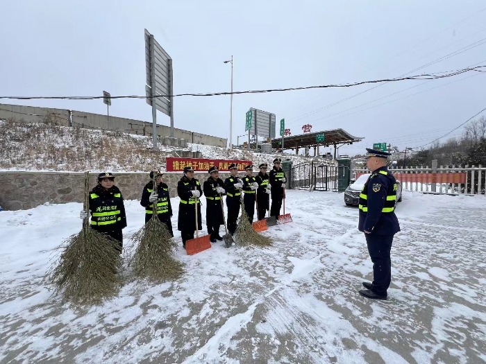 【4】《 大雪送餐系司乘  情暖旅途展风采》.jpg