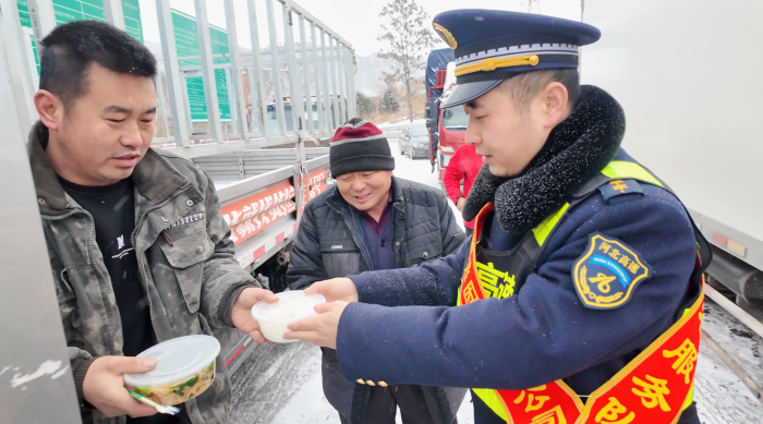 【1】《 大雪送餐系司乘  情暖旅途展风采》.jpg
