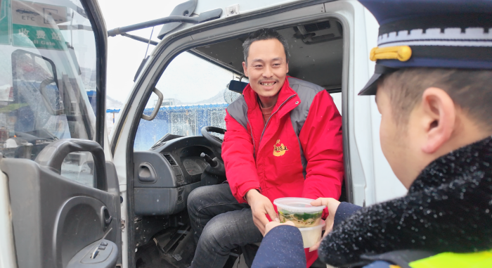 【3】《 大雪送餐系司乘  情暖旅途展风采》.jpg