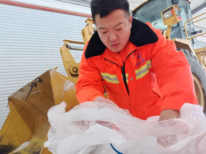 检查到场融雪剂质量及板结情况