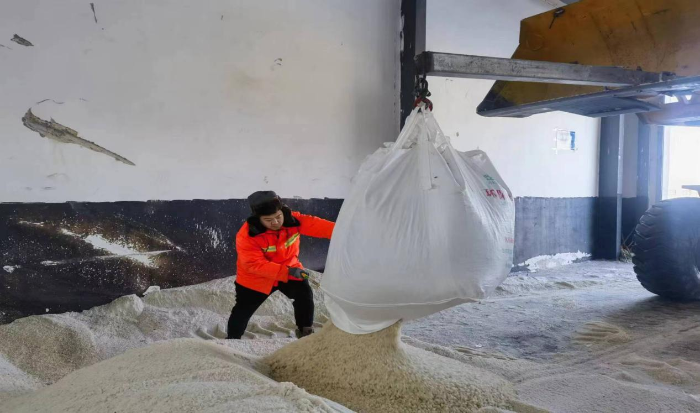 为装载融雪剂做准备工作
