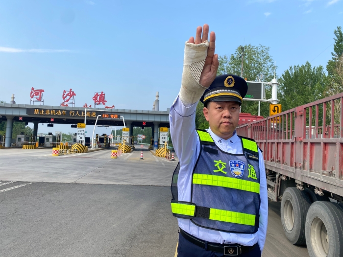 石安分公司河沙镇站收费班长刘刚拦截入口超限车辆，摄卢健南