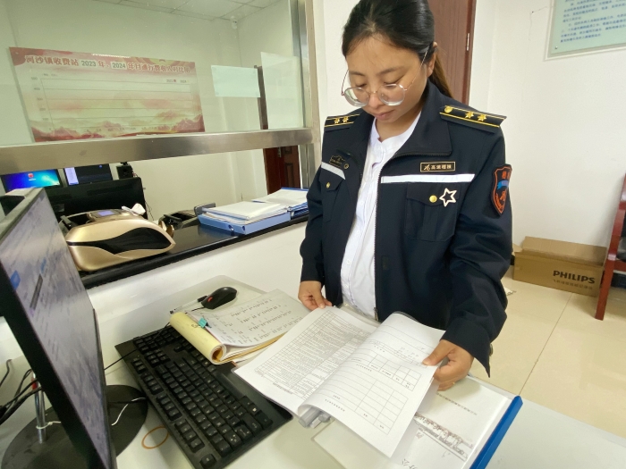 石安分公司河沙镇站潘晓峰核查车辆数据报表，摄影杨利芳