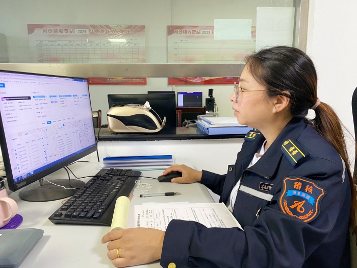 石安分公司河沙镇站潘晓峰筛查车辆信息，摄影杨利芳