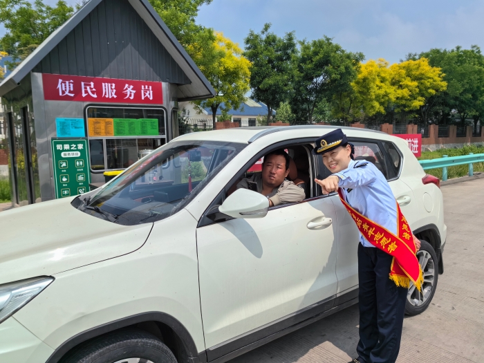 石安分公司河沙镇站收费员尚晓方热情为司机指路1，摄封慧敏