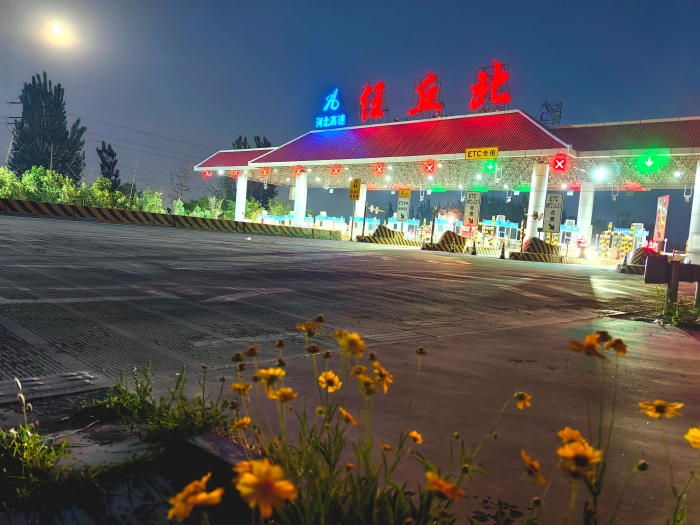 夜幕下的任丘北站