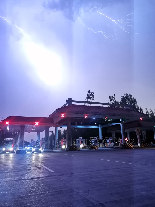 雷雨天的收费站