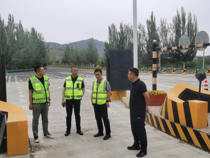 分公司总经理高建国到纬三路收费站调研督导工作
