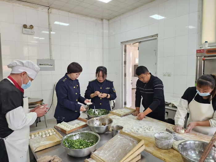大广分公司固安温泉园站：开展“情暖立冬时%20饺香飘满堂”包饺子活动2