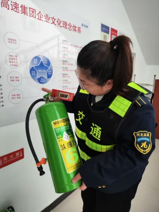 灭火器点检在行动，守护安全防线jpg