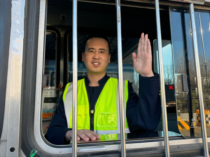 高速路上的微笑守护者JPG