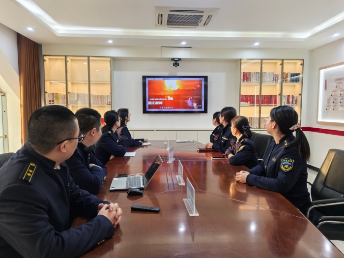 大广分公司白洋淀收费站组织观看安全警示教育片《危险的电动自行车》