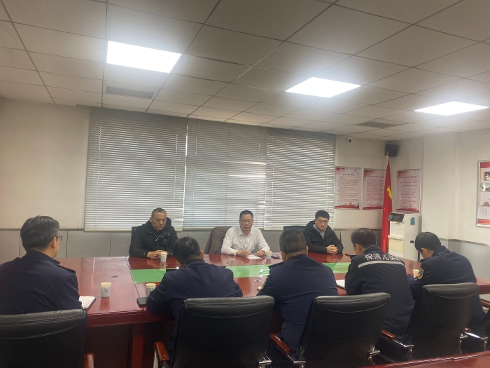 1月21日，分公司副总经理冯冲一行3人，到唐山管理中心（唐山北收费站）慰问基层职工，督导检查春运期间服务保畅、安全生产、信访维稳等重点工作开展情况 (1)