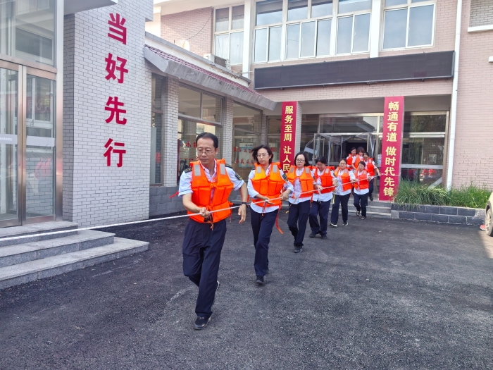 霸州与汛情赛跑工作瞬间