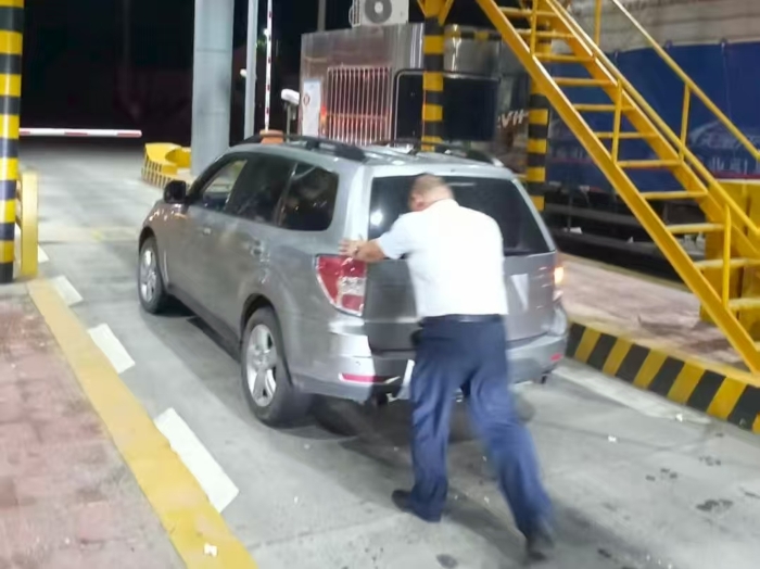 盖江涛-廊坊分公司广阳收费站：深夜客车“抛锚”，收费站温情相助解难题-1