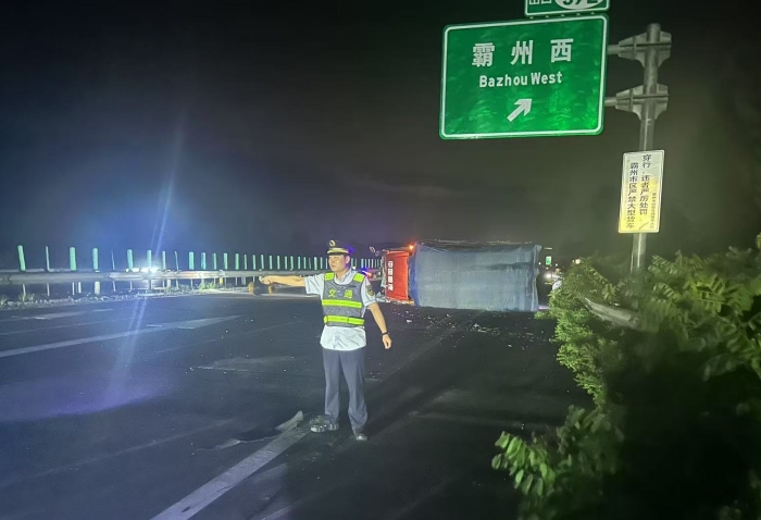 08-31霸州货车侧翻