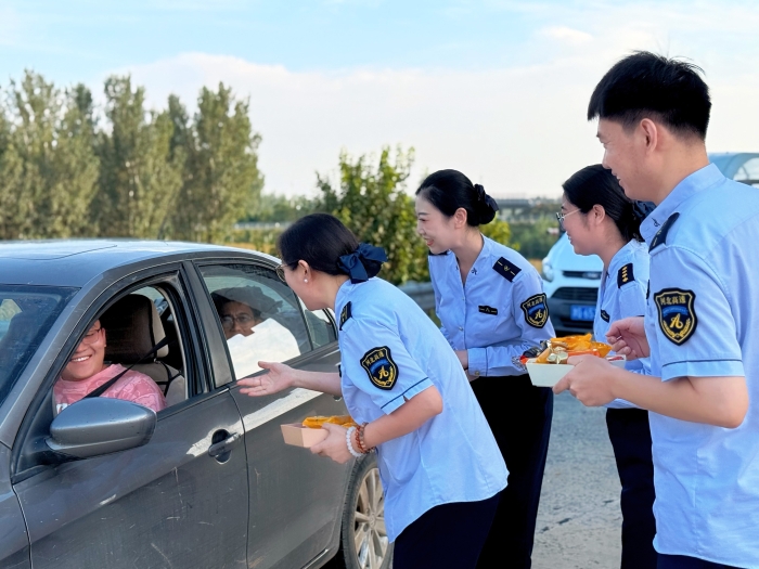 10尚村送月饼2