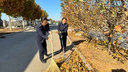 F:\00分公司季度检查\2025年\02.办公室\宣传\11月份\5清扫落叶2