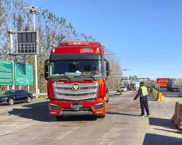 劝返超载货车 筑牢安全防线