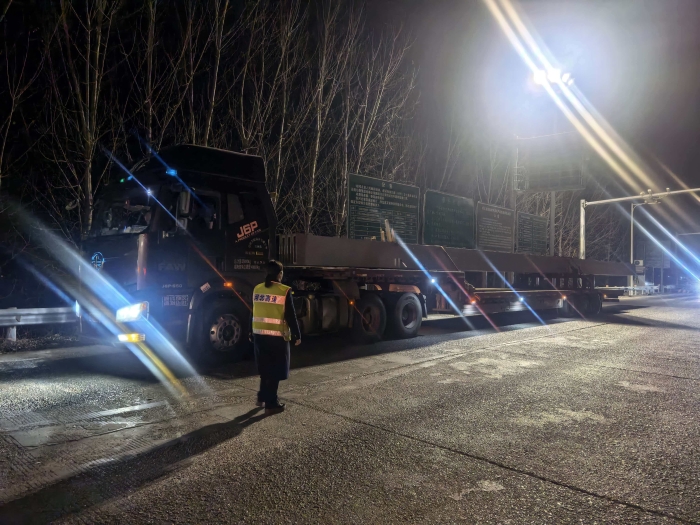 精准拦截两辆超限超载车