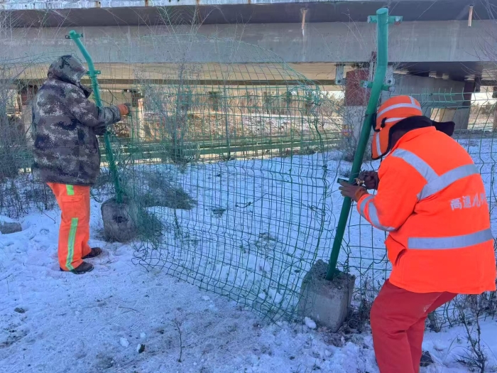 寒冬日坚守保通途 张家口分中心沽源养护队筑牢高速安全防线1