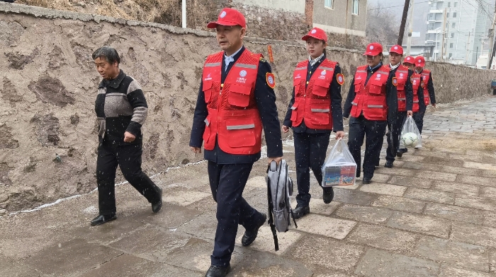 帮助孤寡老人 (4)