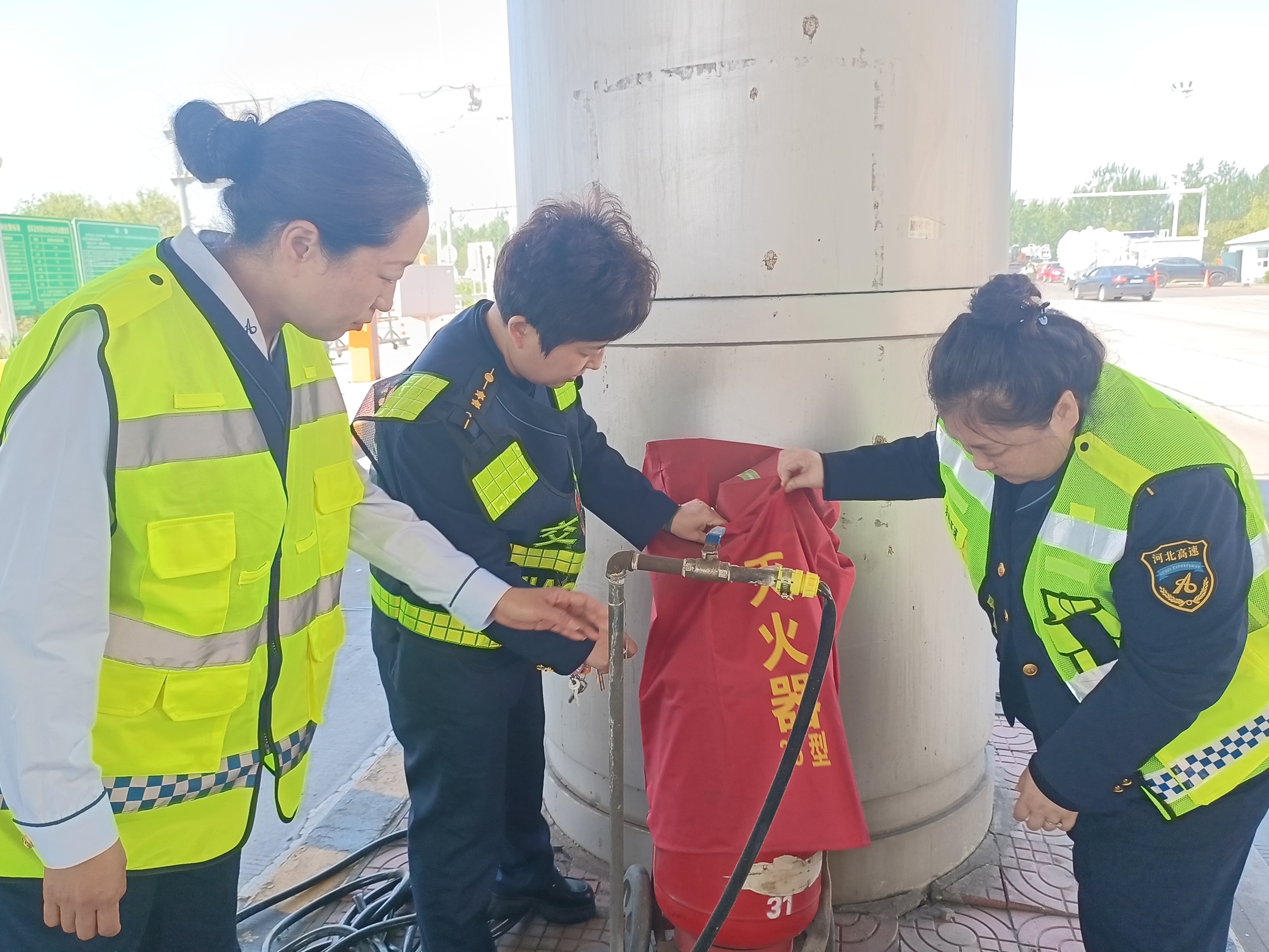 京秦分公司鸦鸿桥收费站:多措并举筑牢安全防线 用心护航“五一”平安出行 - 安全生产