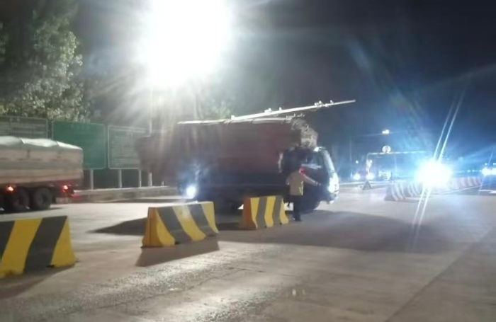 夜间劝返超限车