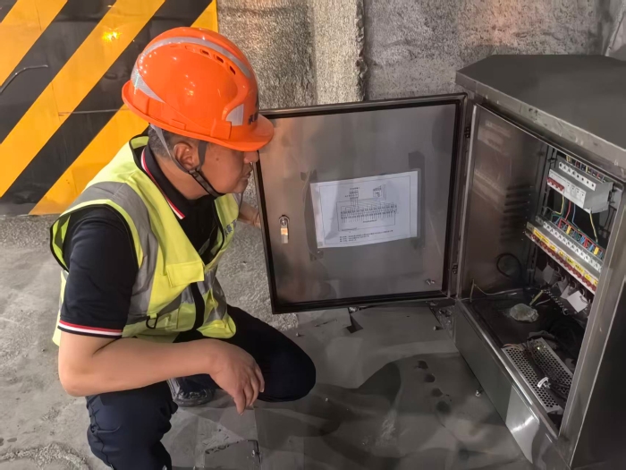 茨榆山隧道管理站检查隧道配电箱